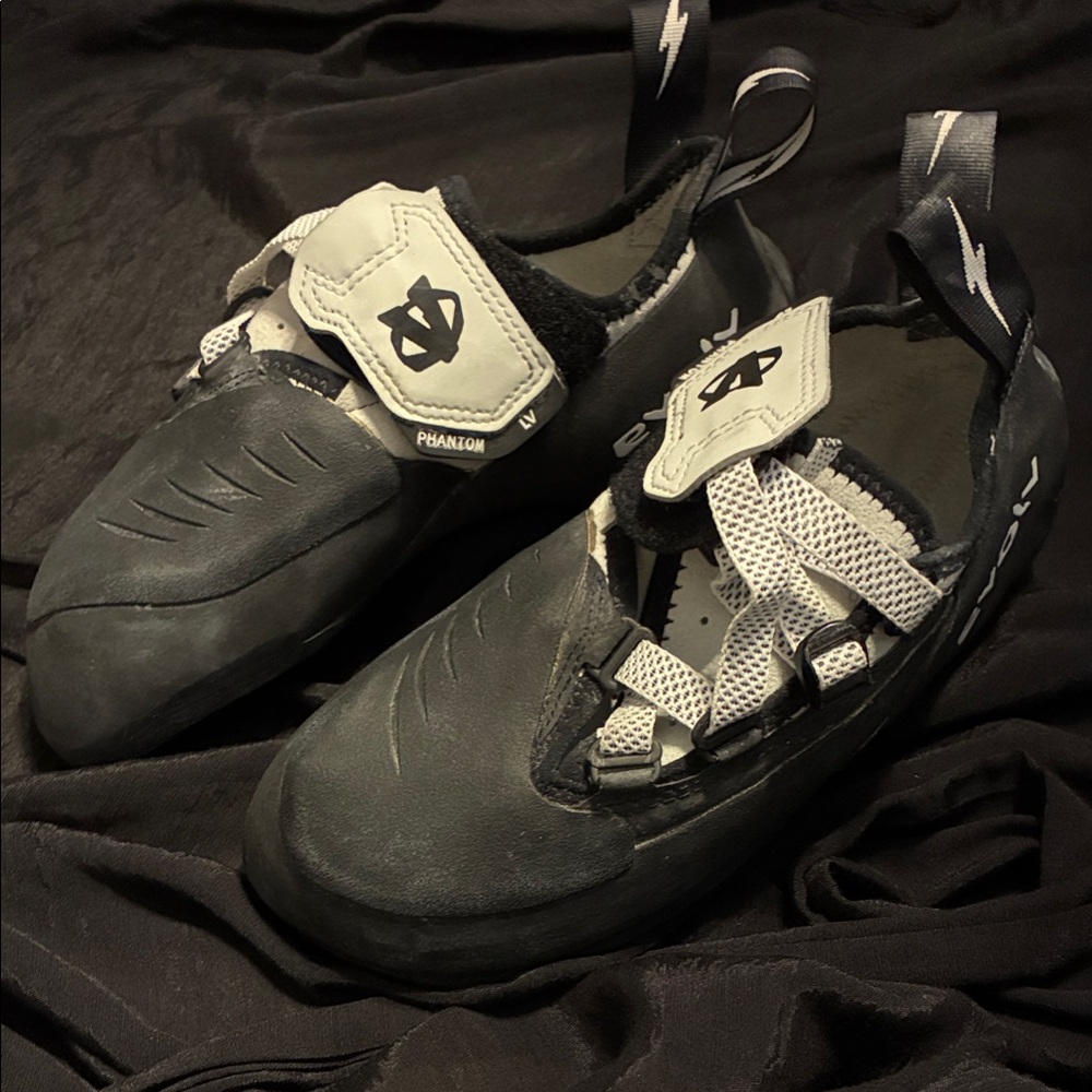 Evolve Phantom climbing shoe